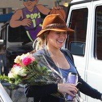 Pregnant Hilary Duff receives flowers from a paparazzo | Picture 88888